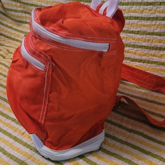 NEW MOVES SPORTS ORANGE SLING BAG W/WHITE TRIM- PERFECT DAY BAG- 9 X 5 X 10 - Picture 3 of 7
